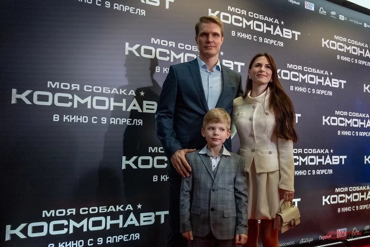    Зайцев с сыном, песик без поводка.