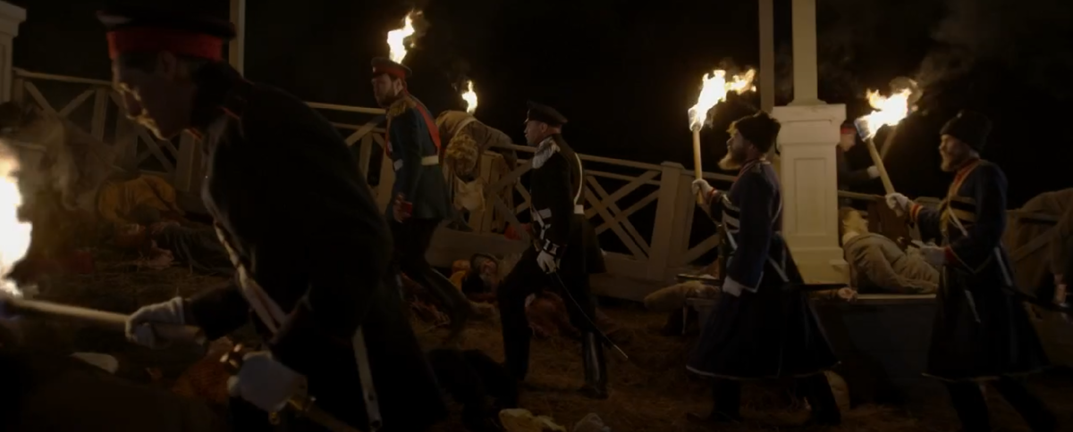 Кадр из фильма, примерно 1:35:00. Якобы Николай II на месте трагедии, приказывает похоронить погибших не в братской могиле, а в гробах и выдать по 500 рублей