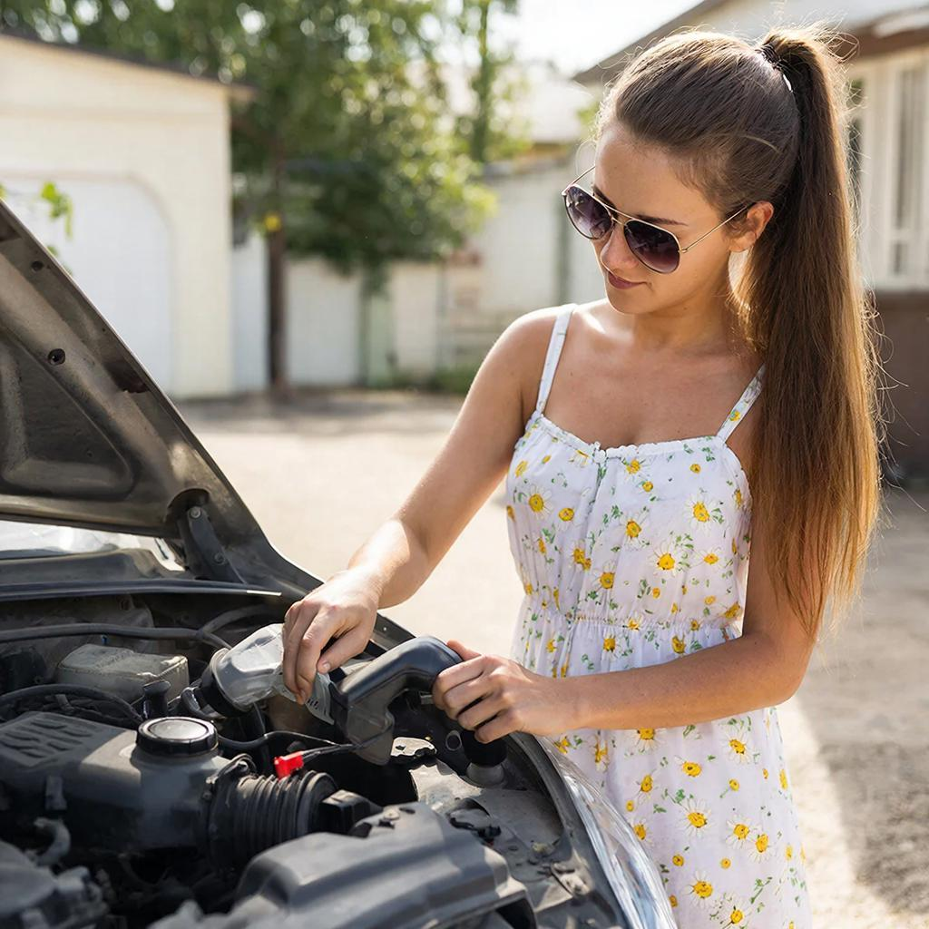 Девушка возле своего автомобиля