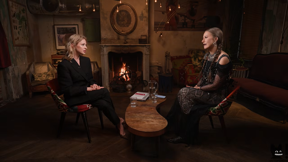 Во время интервью. Ксения Собчак старалась соответствовать новому мировоззрению героини