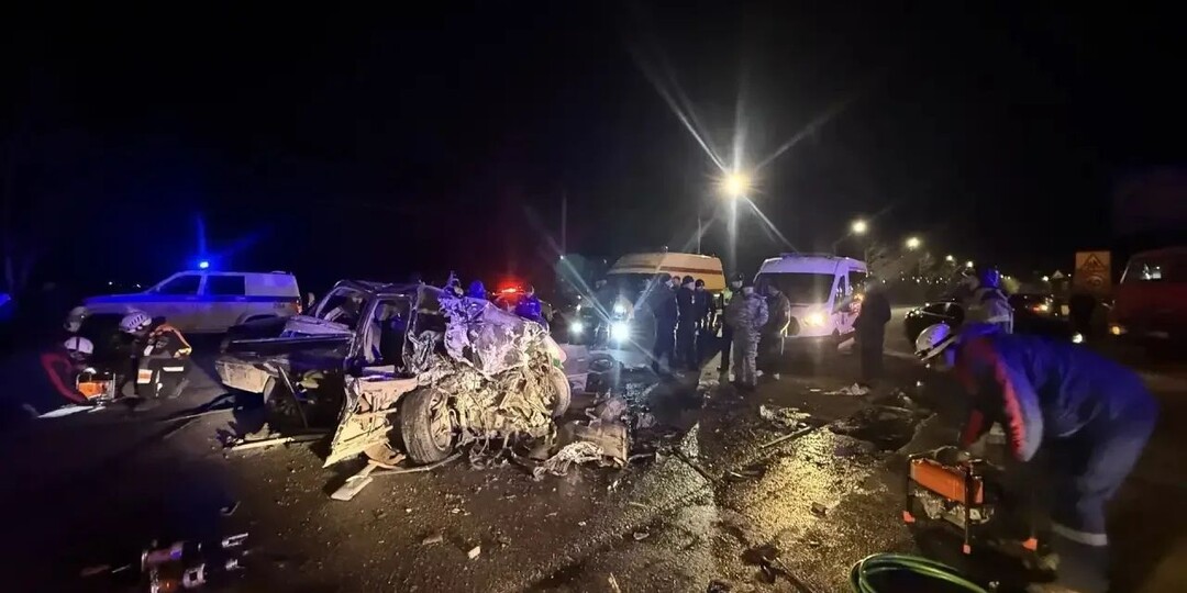 Спасатели вытащили тела мужчины и женщины из покорёженной легковушки в Чите