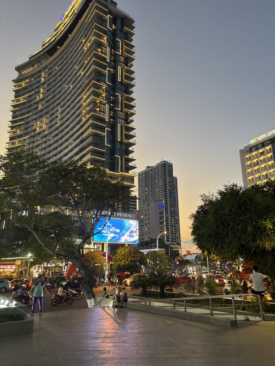 Вид на A&B Center Square Mall со стороны набережной