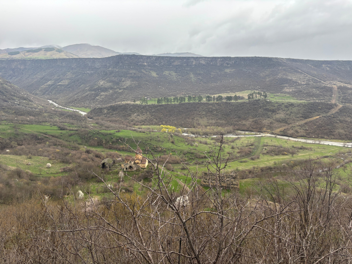 Монастырь сверху почти не виден. Присмотритесь. 