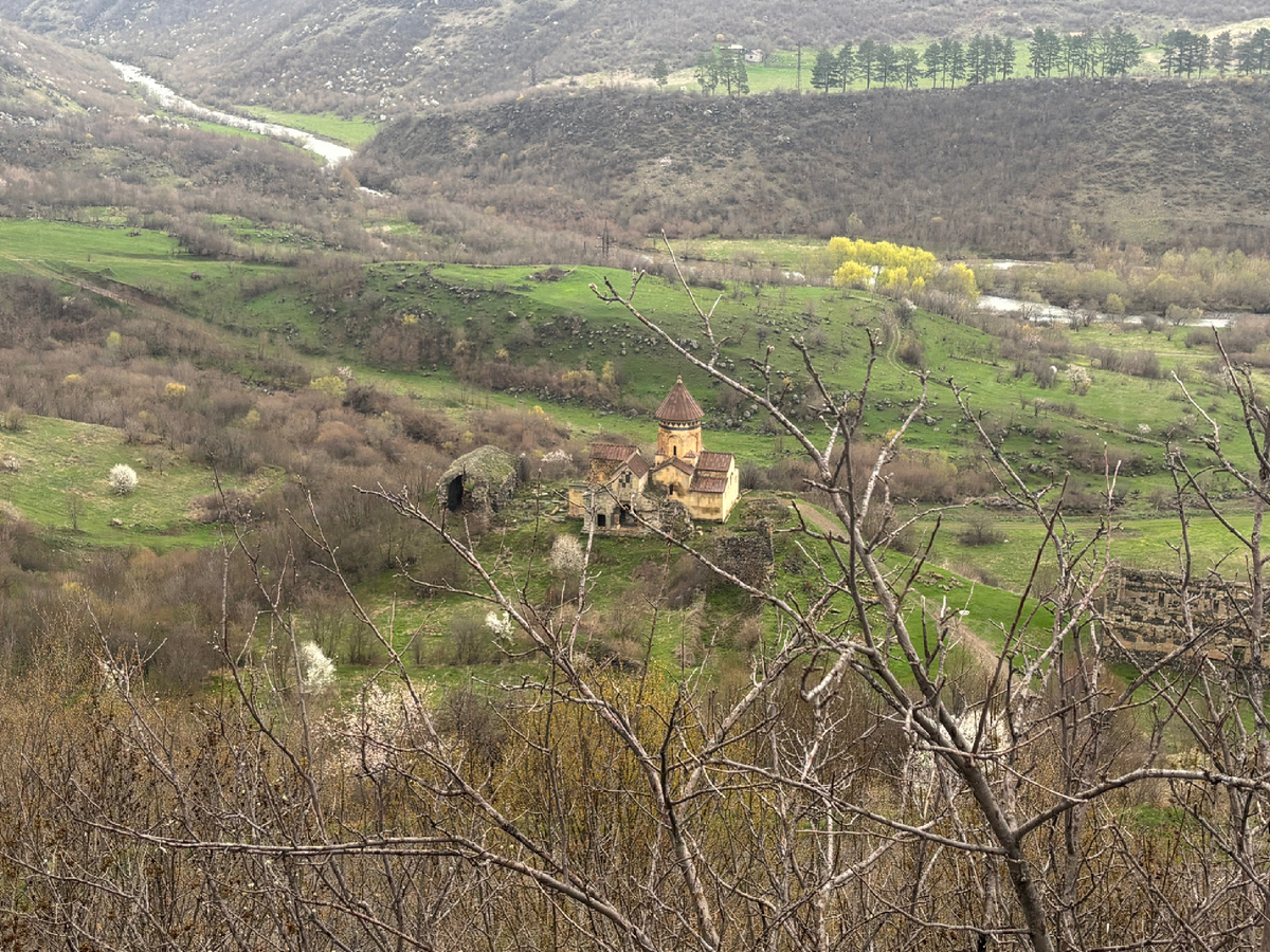 Сверху Монастырь Хневанк кажется почти игрушечным… пока не начинаешь спускаться к нему