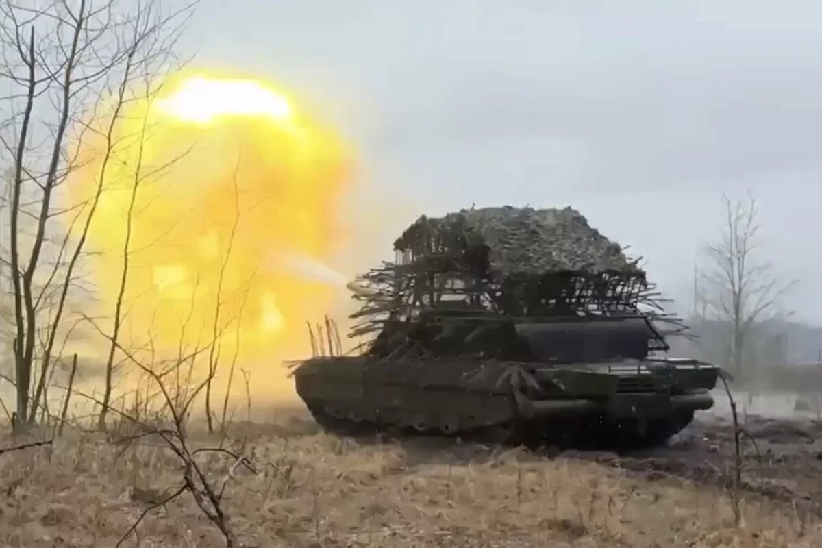   Танк Т-80БВМ работает по ВСУ в Харьковской области.
