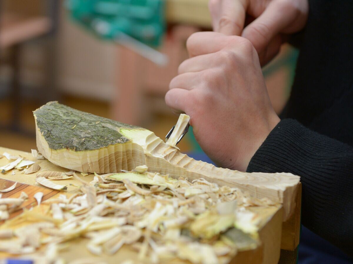    Мастер резьбы по дереву Никита Богданов (16 лет) показывает начальные этапы изготовления деревянной ложки. Детская школа народных ремесел Бурчевского. Архангельск | © РИА Новости / Владимир Трефилов