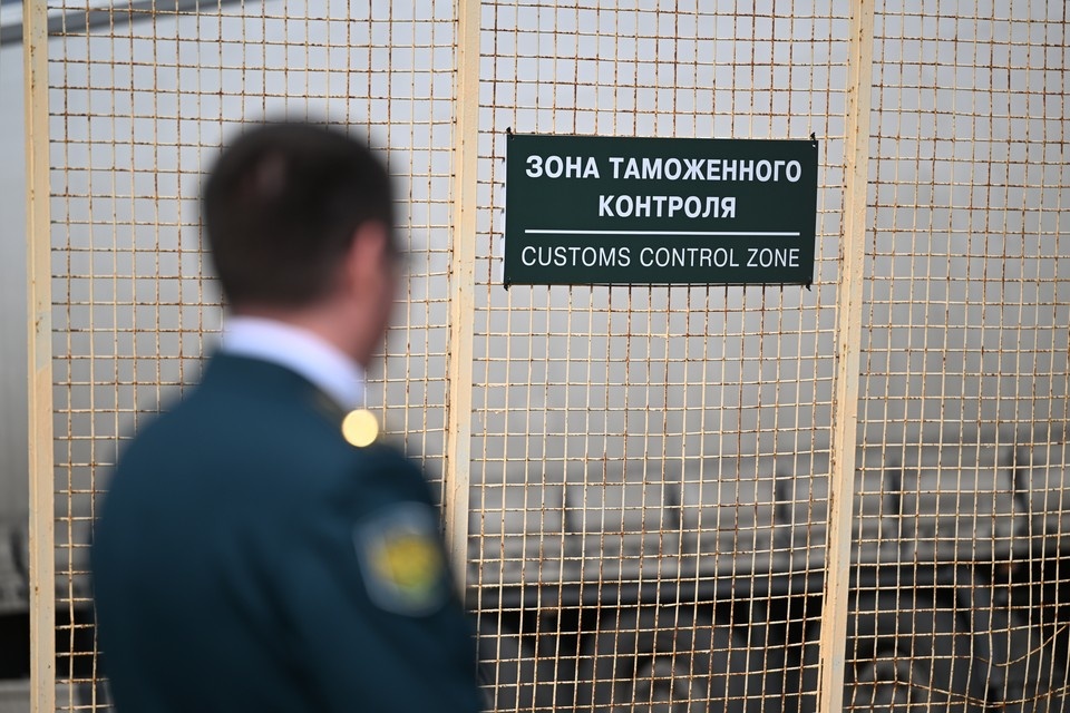    Деньги нашли во время досмотра багажа Евгения ГУСЕВА