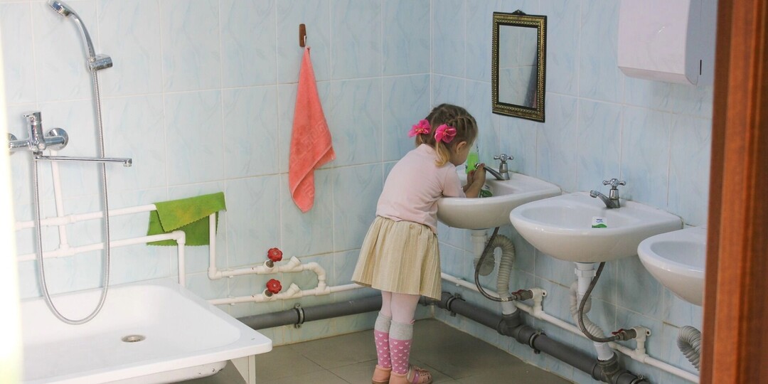 «Швыряли и били в живот»: в омском детском саду воспитатели издевались над детьми