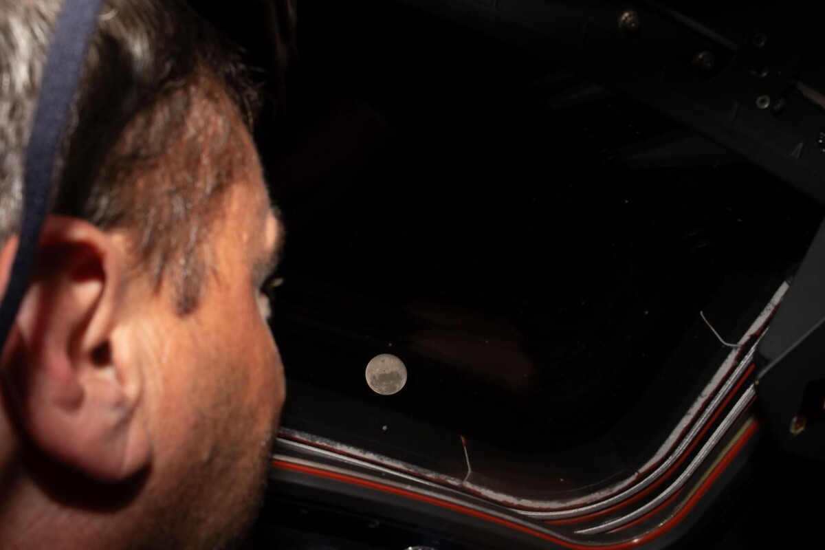    Астронавт НАСА Рид Уайзман смотрит из космического корабля «Орион» на Луну / Источник: © NASA/XinHua/Global Look Press