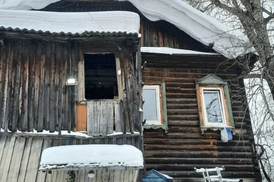    Перекрытия дома могут развалиться в любую минуту. Фото: Народный фронт Томской области