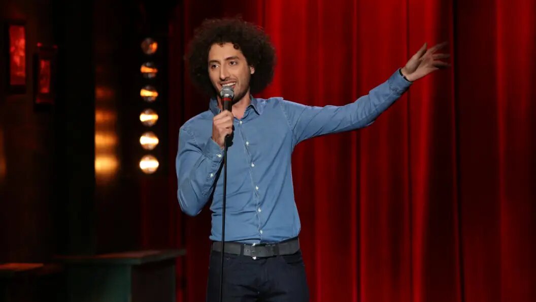    Дмитрий Романов обрел популярность на шоу "Stand Up на ТНТ"