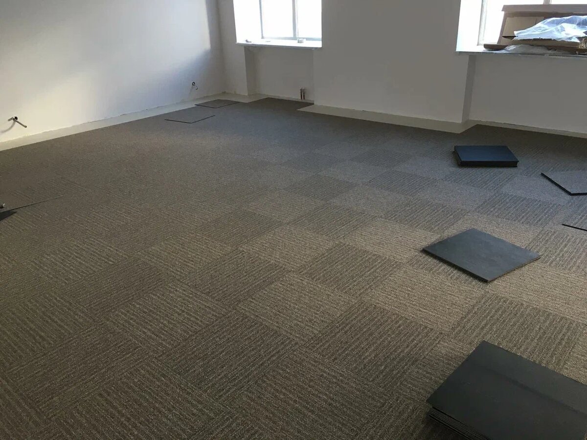 Укладка ковровой плитки 50*50. Офис компании BAKER HUGHES, г. Тюмень