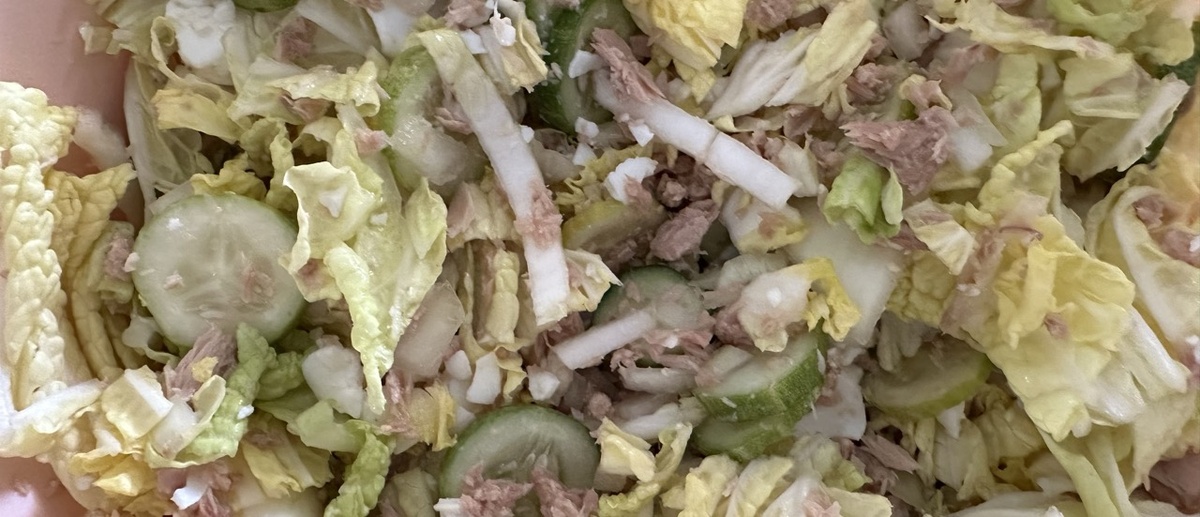 Тунец должен быть консервированным, в собственном соку, а лук – репчатым.