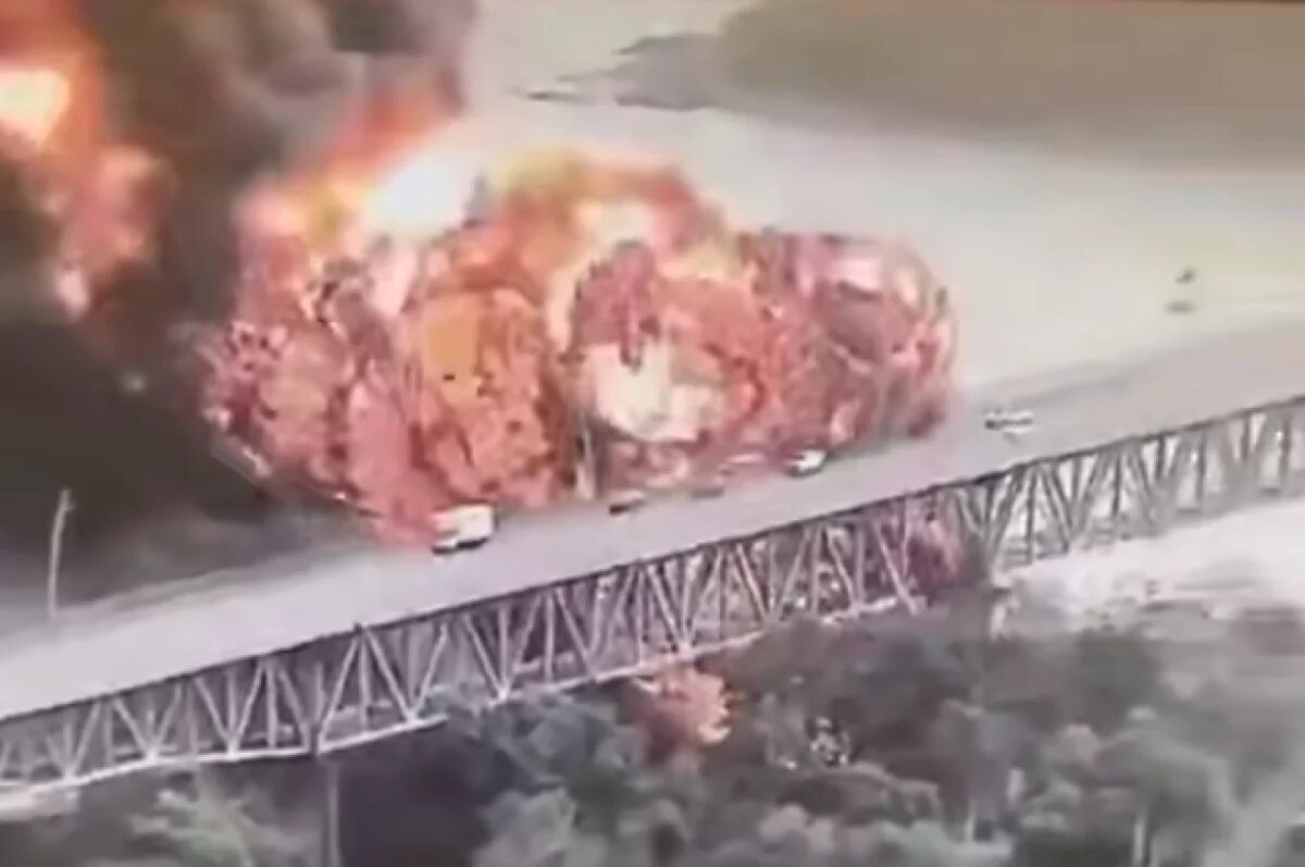    Взрыв у моста через Панамский канал, где были машины, попал на видео