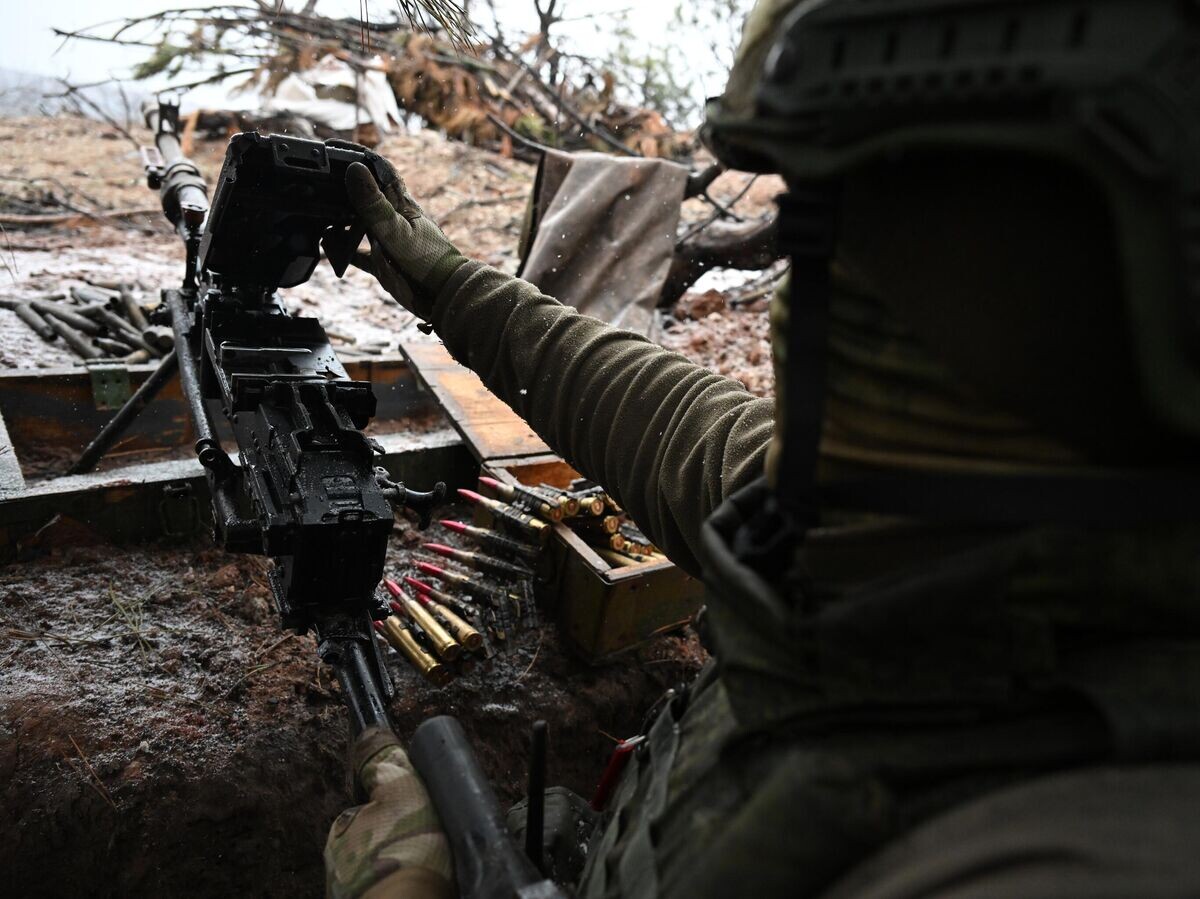    Военнослужащий ВС РФ ведет огонь по позициям ВСУ из пулемета КОРД в зоне СВО | © РИА Новости / Евгений Биятов