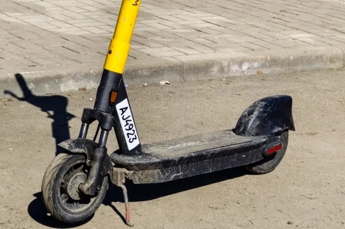    В Сургуте иномарка сбила парня на электросамокате