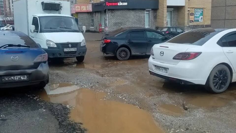 Из-за припаркованных как попало машин на улице Загвозкина, по проезжей части не могут проехать другие участники движения, сообщает