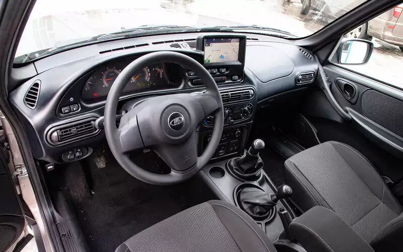 Салон оформлен вполне гармонично и не столь примитивен, как у Нивы Legend. Сиденьям – зачет, есть даже регулировка поясничного подпора. От мультимедийной системы чудес не ждите.Lada Niva Travel
📷
