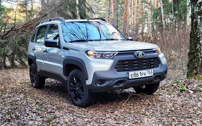 Цена на вторичке стартует от 600 тысяч рублей, но это машины с пробегами порядка 200 тысяч км. Совсем свежую в простой комплектации, пробежавшую 20-30 тысяч км, можно найти за 900 тысяч рублей.Lada Niva Travel
📷
