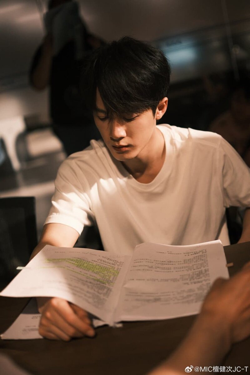    Фото со съёмок второго сезона дорамы. Тянь Цзянь Цы со сценарием