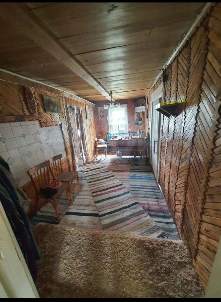 Вот, что я увидела, переступив порог! Это кухня-столовая, сама кухня за перегородкой. Плитка с левой стороны - это "зеркало" русской печки.