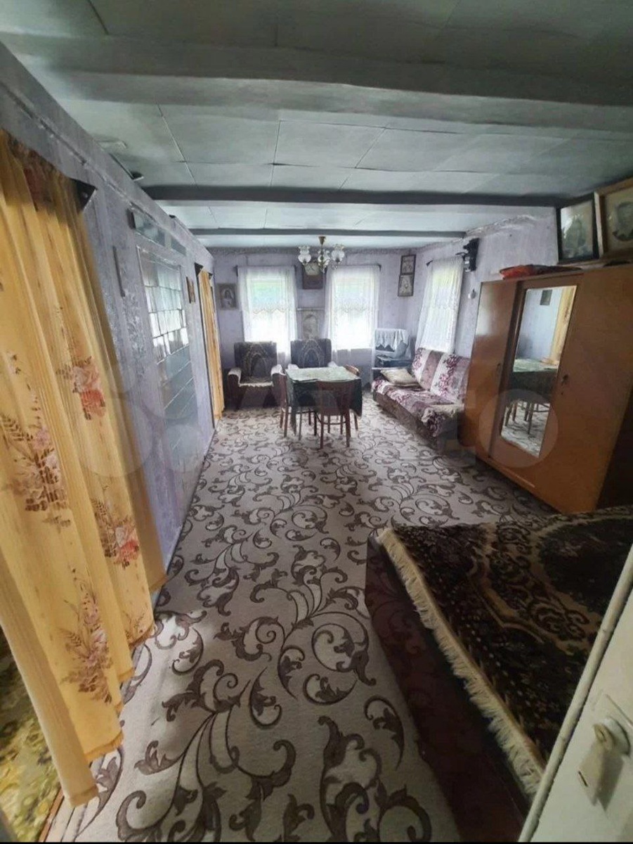 Передняя комната тоже с перегородкой, и отблески плитки на стене слева- это печка.