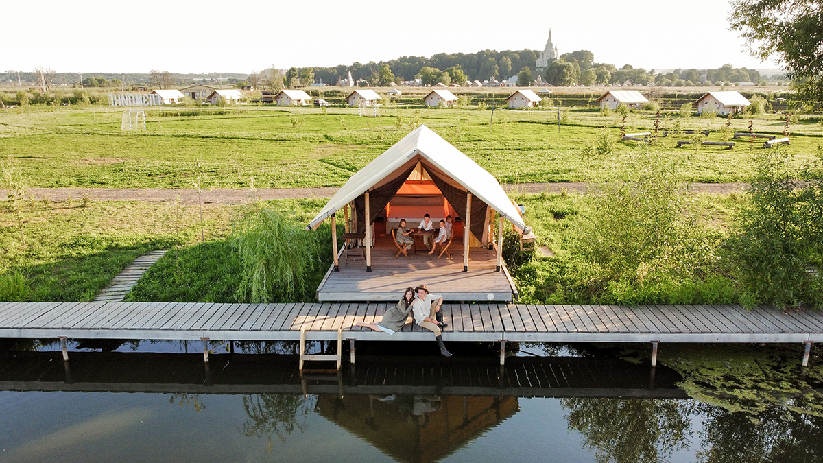 Тент у озера в Подмосковье 6 км от МКАД