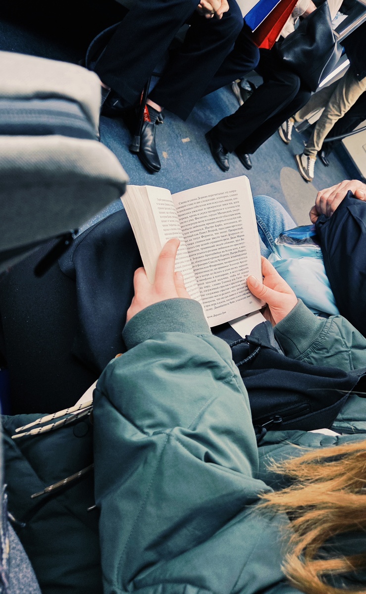 Читающие люди есть везде. Фото автора