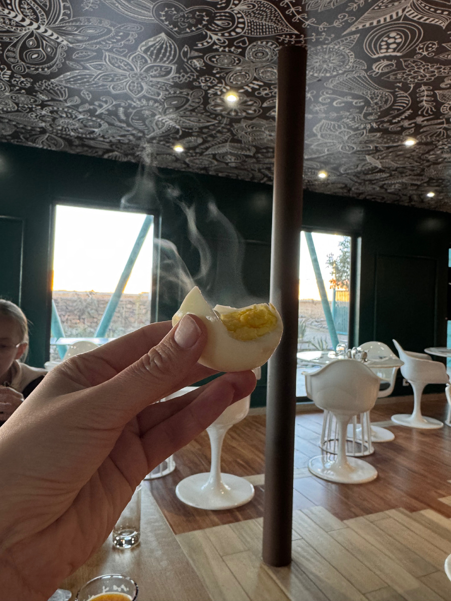 Пар от яйца - настолько холодно в ресторане утром