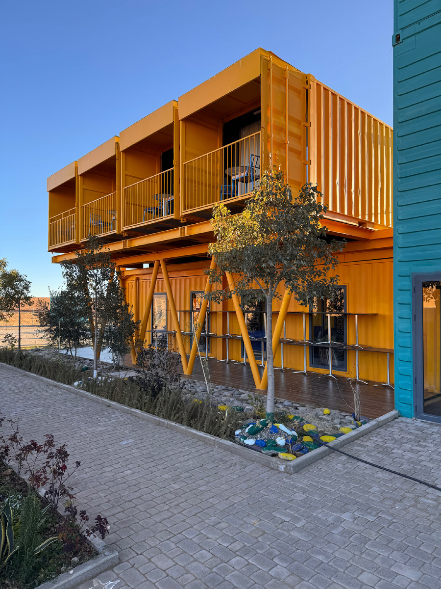 Ночевали в отеле из контейнеров. У нас был 1 контейнер на двоих. У детей - соседний 