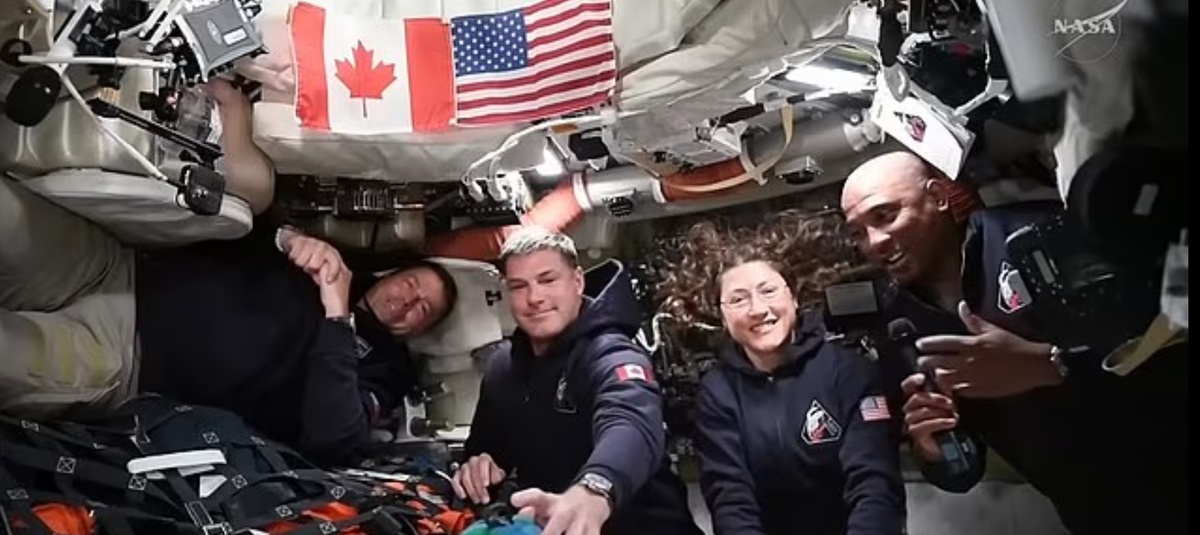 Видео «Артемида-2» с «глитчем зелёного экрана» вызвало споры и обсуждения о природе этих искажений