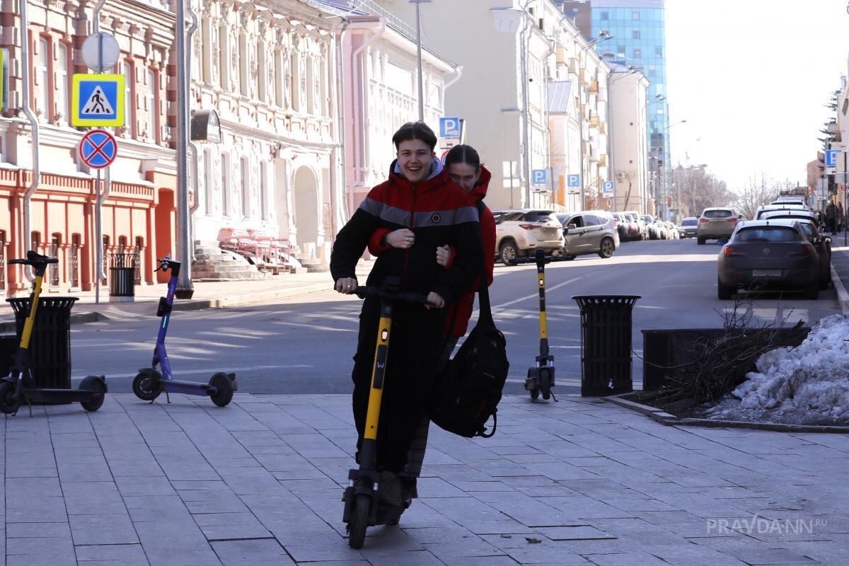    Жители крупных городов всё чаще выражают недовольство поведением самокатчиков