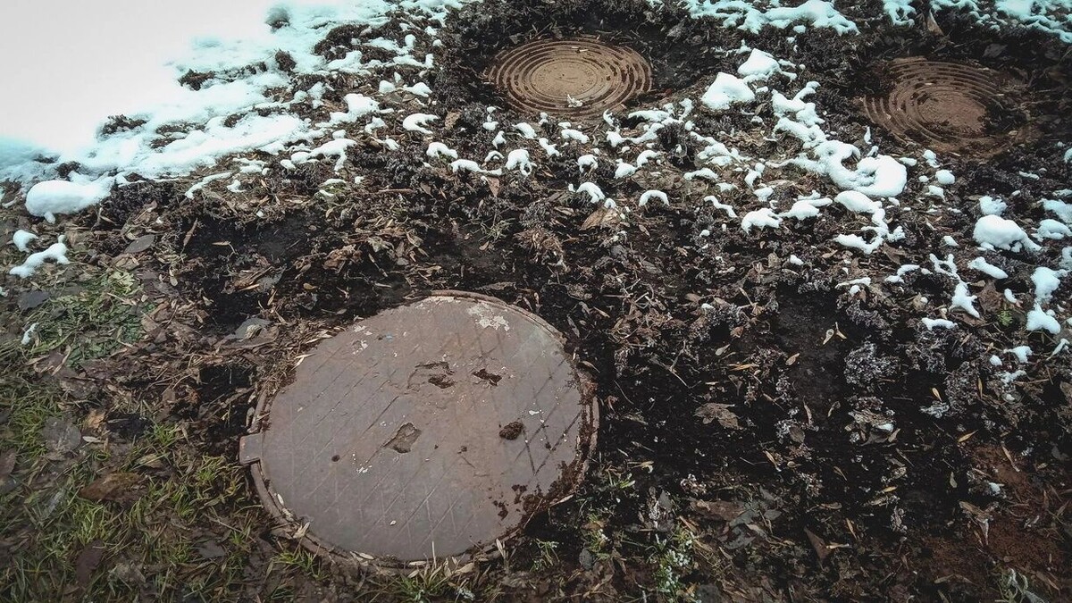    Мальчик провалился в ледяную воду на месте раскопанной еще осенью теплотрассы   1MI