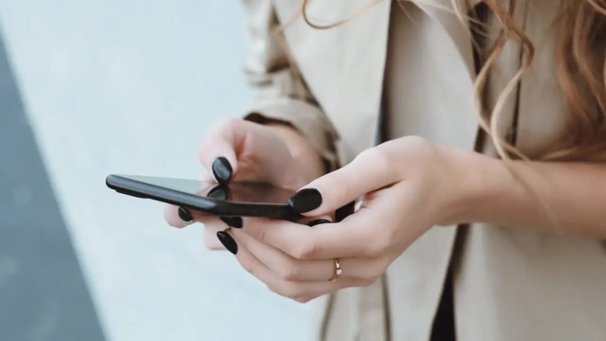    Сотовый телефон. © freepik.com/sergeycauselove