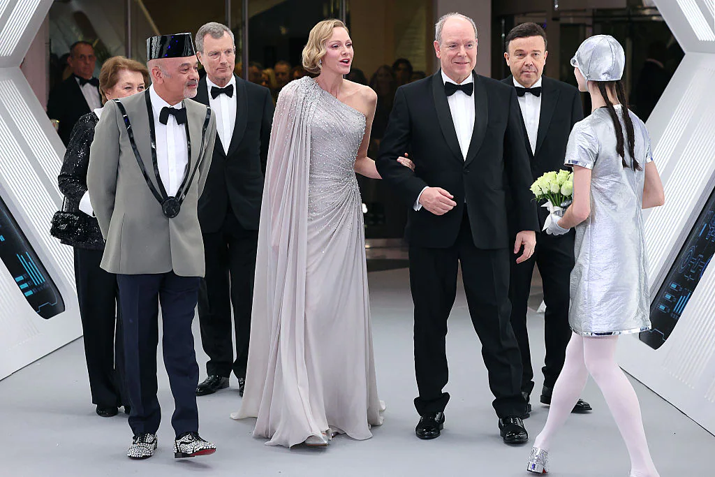 Модельер Кристиан Лубутен (крайний слева), Князь Альбер II и княгиня Шарлен на 70-м "Балу Роз" в марте 2026 года.