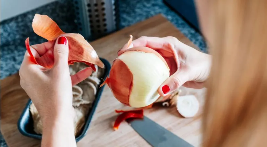 Не только краситель для пасхальных яиц: еще 11 способов использовать луковую шелуху