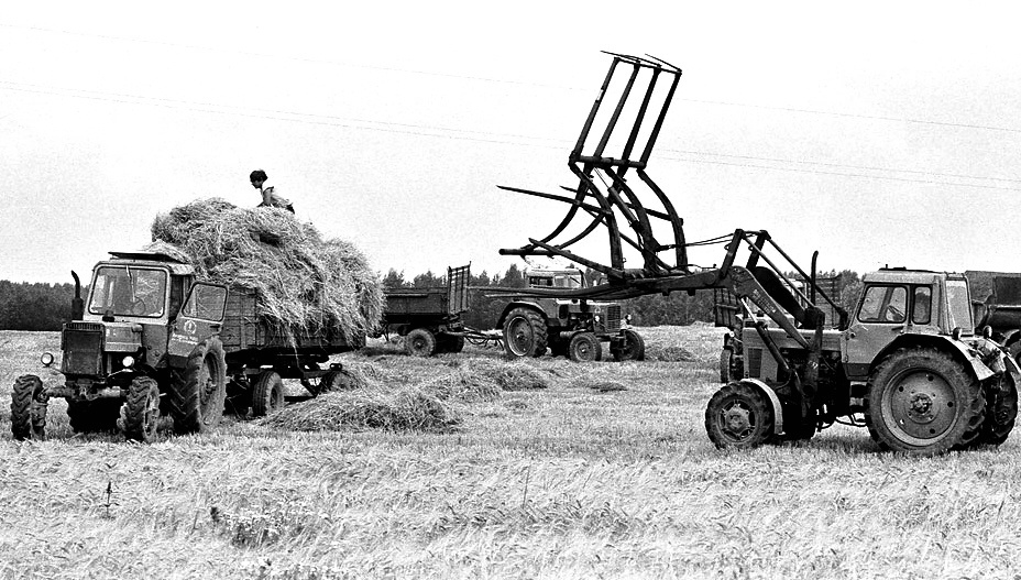 Заключительный этап уборочной страды- уборка соломы на совхозном поле... Фото из открытого доступа в Интернете.