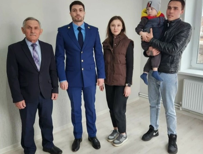 В Благоварском районе семья Юзлекбаевых получила ключи от собственной квартиры