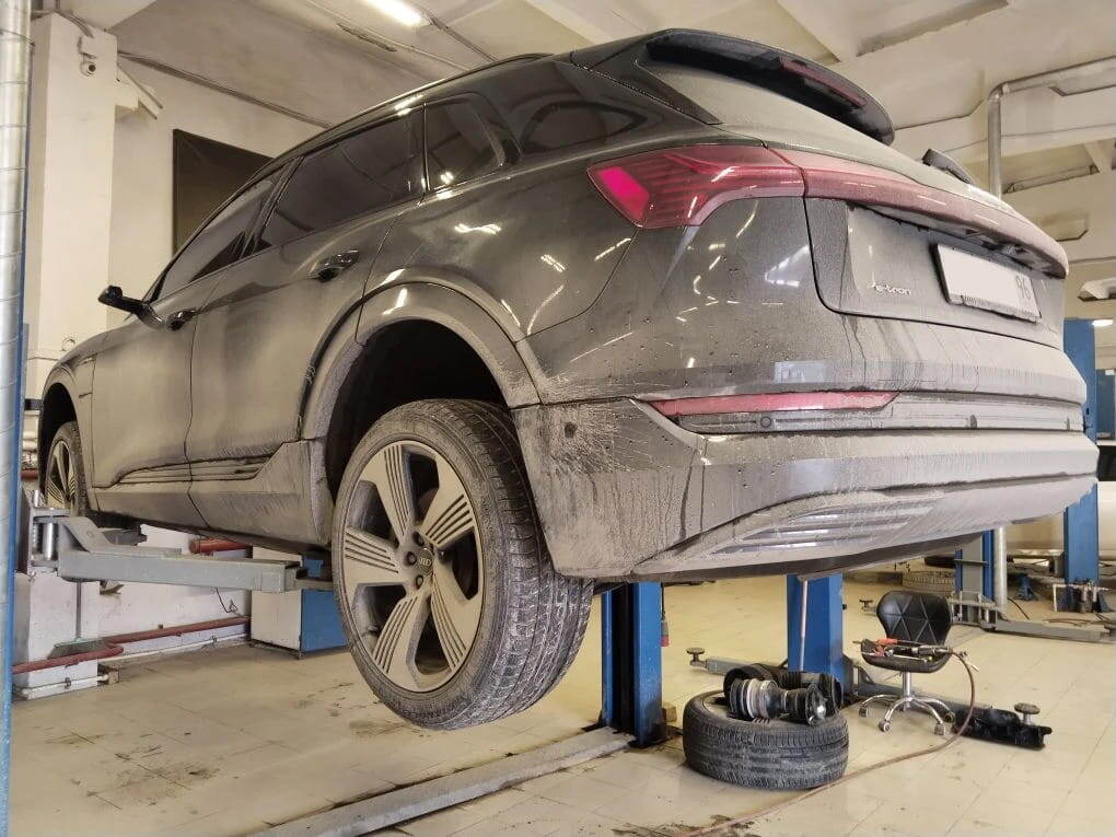 Audi E‑tron 55 Quattro замена пыльника пневмобаллона