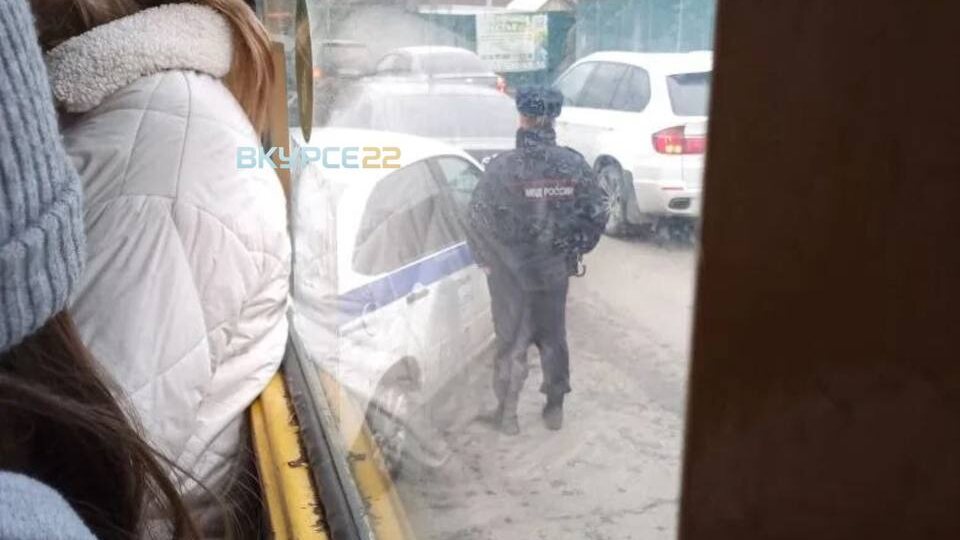 ⚠️ В Барнауле трамвай устроил ДТП с полицейской машиной