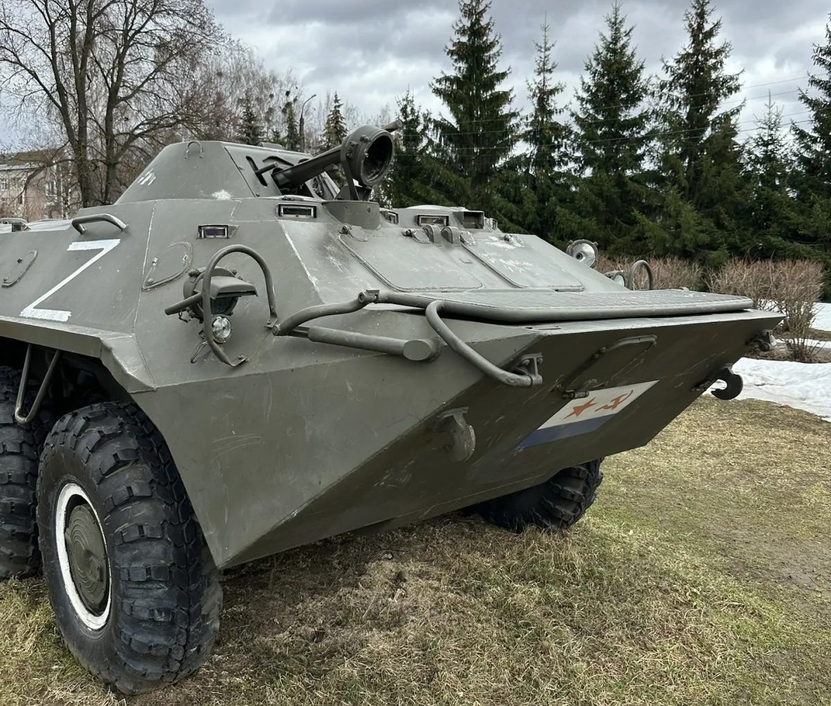    Речь идет о БТР, который стоит у администрации, с российским флагом и буквой «Z» на боку