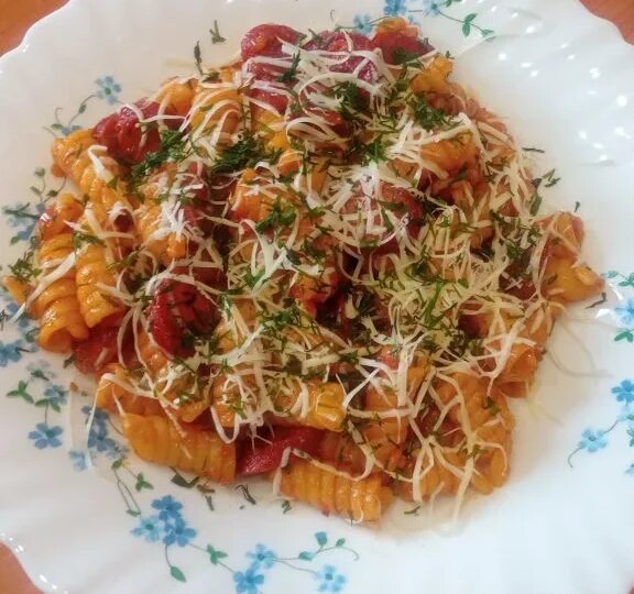 Быстрое и вкусное блюдо: Макароны спиральки с охотничьими колбасками