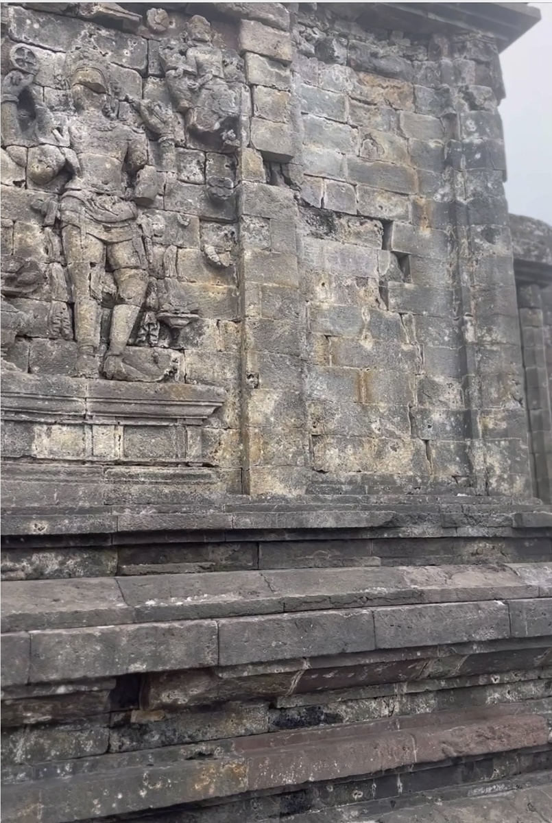 Кирпичи истории, совсем разные, им больше 12 веков. И можно прикоснуться к этой истории. 