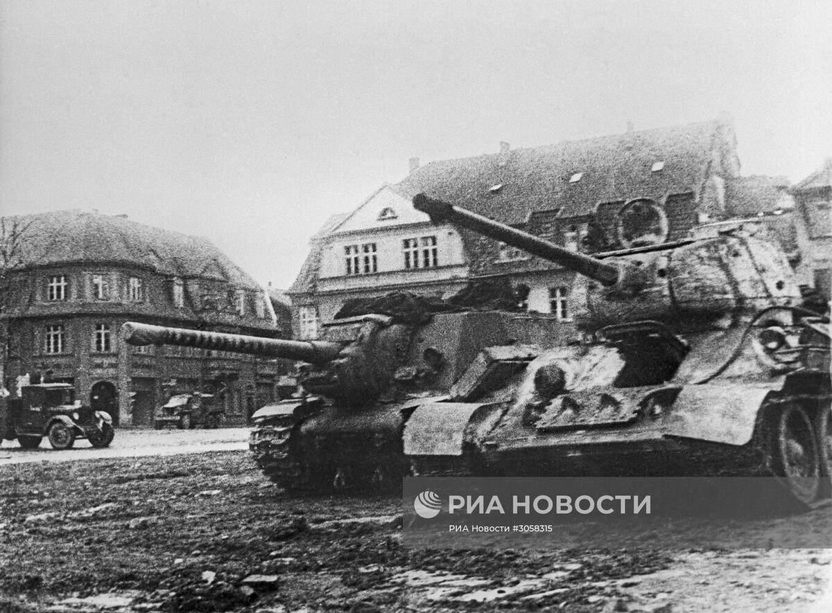 Советские танки в населённом пункте на подступах к Кёнигсбергу