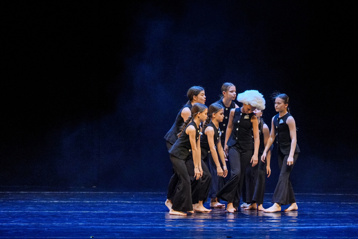 Ну, очень чёрные тучи. Грозовые, видимо🌩