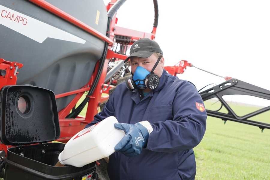     Рассказываем, как в филиале "Лакнея" защищают рапс и зерновые