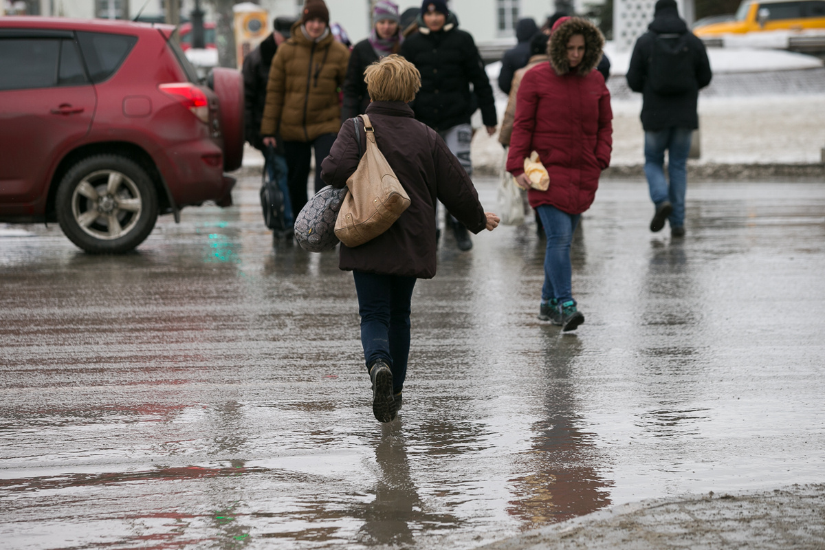 Весеннее тепло обернулось для жителей Новосибирска огромными лужами и грязью.  Фото: ФедералПресс / Евгений Проторочин