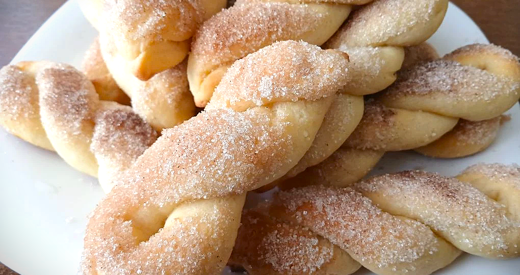 "Творожно-коричные завитки: хрустящие снаружи, нежные внутри!"