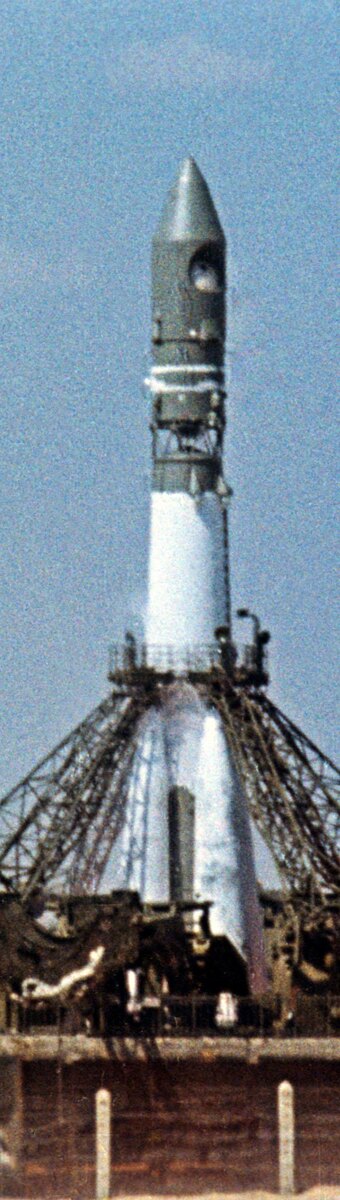    Ракета-носитель "Восток" с космонавтом Юрием Гагариным на борту перед стартом на космодроме Байконур. / Фото: ТАСС