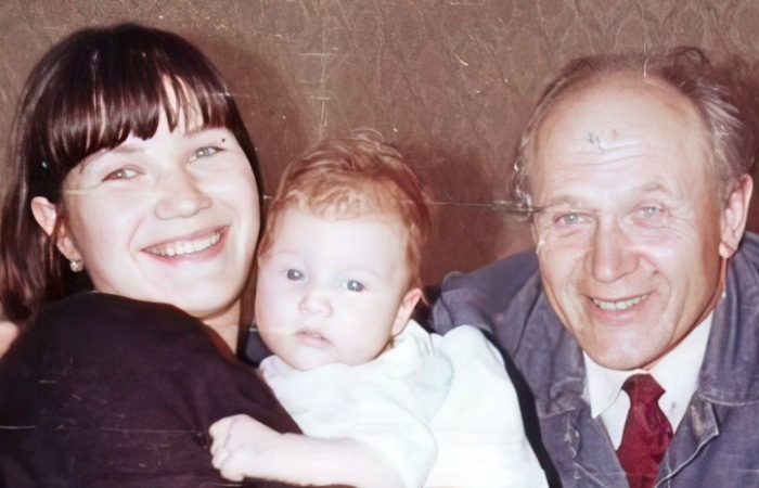    Маленькая Марьяна Спивак с мамой Екатериной Васильевой и дедушкой Евгением Васильевым.